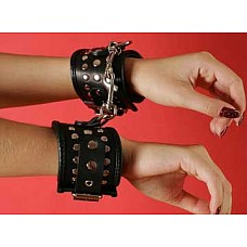 <strong>Наручи фигурные (черные) P23</strong> <br />
Наручники фигурные, профурнитуренные заклепками, окантованные кожей на подкладке.<div class="charTableblock"><div><span>Материал</span>: кожа</div><div><span>Цвет</span>: черный</div><div><span>Производитель</span>: Подиум, Россия</div></div> Наручи фигурные (черные) P23
Наручники фигурные, профурнитуренные заклепками, окантованные кожей на подкладке.