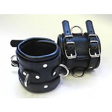 <strong>Широкие обернутые наручники из чёрной кожи</strong> <br />
Застежка - 2 ремешка с пряжками с 3 сварными D-кольцами, отделочный край - обернутый кожей, с мягкой проставкой, обтянутой кожей внутри, без соединительной фиксации подшитые.<div class="charTableblock"><div><span>Материал</span>: кожа</div><div><span>Цвет</span>: черный</div><div><span>Производитель</span>: Beastly, Россия</div></div> Широкие обернутые наручники из чёрной кожи
Застежка - 2 ремешка с пряжками с 3 сварными D-кольцами, отделочный край - обернутый кожей, с мягкой проставкой, обтянутой кожей внутри, без соединительной фиксации подшитые.