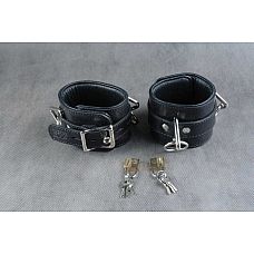 <strong>Чёрные кожаные подвёрнутые наручники</strong> <br />
Наручники подвернутые.<div class="charTableblock"><div><span>Материал</span>: кожа</div><div><span>Цвет</span>: черный</div><div><span>Производитель</span>: Beastly, Россия</div></div> Чёрные кожаные подвёрнутые наручники
Наручники подвернутые.