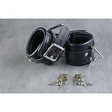 <strong>Чёрные подвёрнутые наручники из кожи</strong> <br />
Обернутые застежка - ремешок с эллипсными отверстиями и запирающейся пряжкой «бабочкой», с замочком для фиксации.<div class="charTableblock"><div><span>Материал</span>: кожа</div><div><span>Цвет</span>: черный</div><div><span>Производитель</span>: Beastly, Россия</div></div> Чёрные подвёрнутые наручники из кожи
Обернутые застежка - ремешок с эллипсными отверстиями и запирающейся пряжкой «бабочкой», с замочком для фиксации.