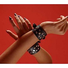 <strong>Декоративные наручники на кожаной подкладке</strong> <br />
Узкие декоративные наручники, украшенные пуклей. Также их можно носить как наранястники или как браслеты. Авторский дизайн, ручная работа.<div class="charTableblock"><div><span>Материал</span>: кожа</div><div><span>Производитель</span>: Подиум, Россия</div></div> Декоративные наручники на кожаной подкладке
Узкие декоративные наручники, украшенные пуклей. Также их можно носить как наранястники или как браслеты. Авторский дизайн, ручная работа.