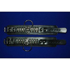 <strong>Узкие кожаные наручники</strong> <br />
Узкие; подшитые; застежка: ремешок с пряжкой; с 1-им кольцом в центре и металлической фурнитурой. Вес 250 гр.
Наручники очень удобны для фиксации, поскольку не нарушают кровообращение, надежно фиксируют запястья, легко и быстро надеваются и снимаются.
<br><br>
Наручники обычно изготавливаются из мягкой кожи с замшевой или нубуковой подкладкой. Для полного подвешивания нижнего используются специальные подвесные наручники особой формы. К ним предъявляются повышенные требования. Они должны выдерживать еще большую нагрузку, чем обычные. При этом их обхват гораздо более тугой - рука нижнего не должна проскальзывать сквозь наруч даже под действием полного веса тела, поэтому застежка затягивается как можно плотнее. Подкладка в этом случае приобретает особое значение. По большей части даже при наличии подкладки приходится обматывать руку нижнего эластичным бинтом или мягкой кожей.
Это делается также и для того, чтобы наручи не соскальзывали.
<br><br>
Поножники также изготавливаются из кожи. Общие требования к ним аналогичны уже рассмоtpeнным требованиям для наручей. Наручники в БДСМ используются больше в качестве антуража. Они подчеркивают зависимое положение раба, что придает BDSM - игре большую натуральность. В практических целях наручники в BDSM (БДСМ) также можно применять, но следует помнить, что использовать наручники можно только при не слишком больших нагрузках, пока нижний контролирует свои движения.<div class="charTableblock"> </div> Узкие кожаные наручники
Узкие; подшитые; застежка: ремешок с пряжкой; с 1-им кольцом в центре и металлической фурнитурой. Вес 250 гр.
Наручники очень удобны для фиксации, поскольку не нарушают кровообращение, надежно фиксируют запястья, легко и быстро надеваются и снимаются.
<br><br>
Наручники обычно изготавливаются из мягкой кожи с замшевой или нубуковой подкладкой. Для полного подвешивания нижнего используются специальные подвесные наручники особой формы. К ним предъявляются повышенные требования. Они должны выдерживать еще большую нагрузку, чем обычные. При этом их обхват гораздо более тугой - рука нижнего не должна проскальзывать сквозь наруч даже под действием полного веса тела, поэтому застежка затягивается как можно плотнее. Подкладка в этом случае приобретает особое значение. По большей части даже при наличии подкладки приходится обматывать руку нижнего эластичным бинтом или мягкой кожей.
Это делается также и для того, чтобы наручи не соскальзывали.
<br><br>
Поножники также изготавливаются из кожи. Общие требования к ним аналогичны уже рассмоtpeнным требованиям для наручей. Наручники в БДСМ используются больше в качестве антуража. Они подчеркивают зависимое положение раба, что придает BDSM - игре большую натуральность. В практических целях наручники в BDSM (БДСМ) также можно применять, но следует помнить, что использовать наручники можно только при не слишком больших нагрузках, пока нижний контролирует свои движения.