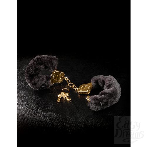 ���������� 3  ��������� Deluxe Furry Cuffs � ����� ������ � �������